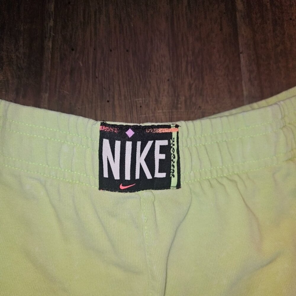 Womens Nike Shorts - Picture 2 of 6